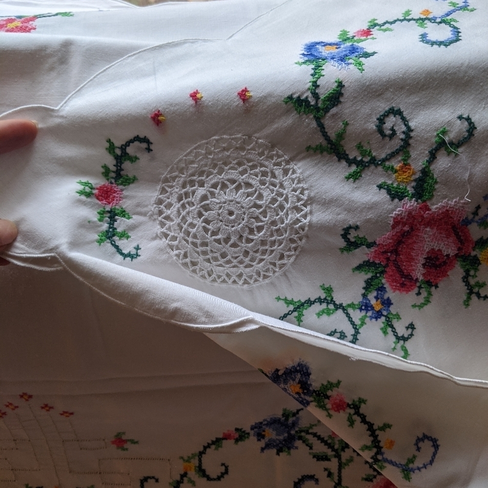 Handmade Italian Lace Bed Cover Embroidered - Picture 3 of 7